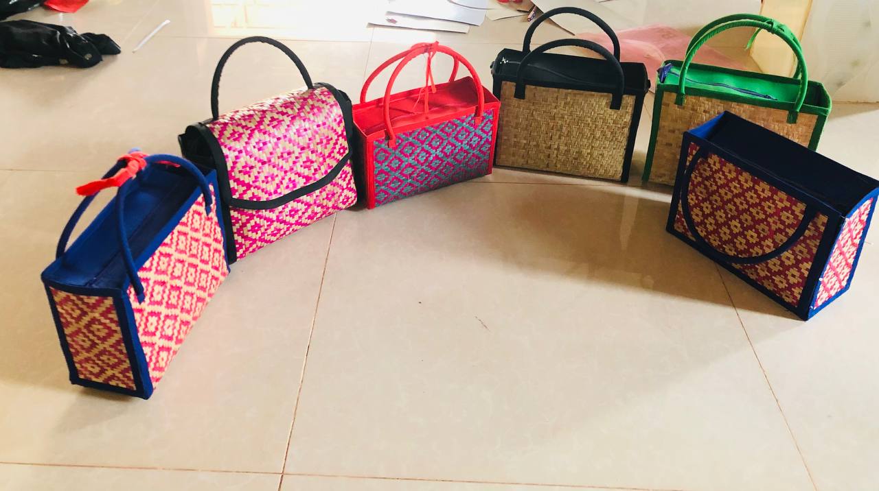 កាបូបធ្វេីពីកន្ទេលផ្អាវ