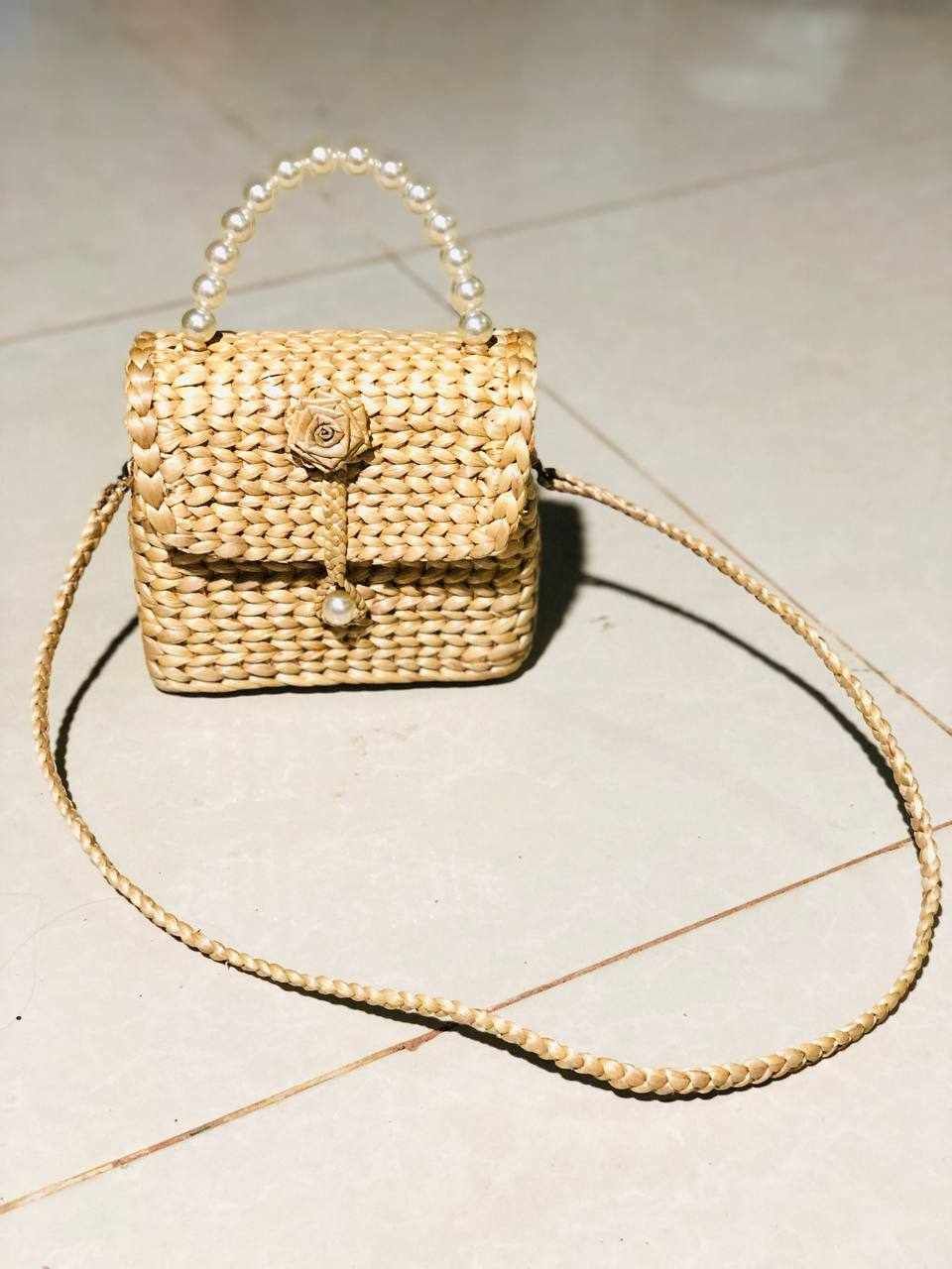 កាបូបកំប្លោកយួរដៃ