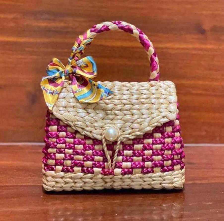 កាបូបកំប្លោកយួរដៃ